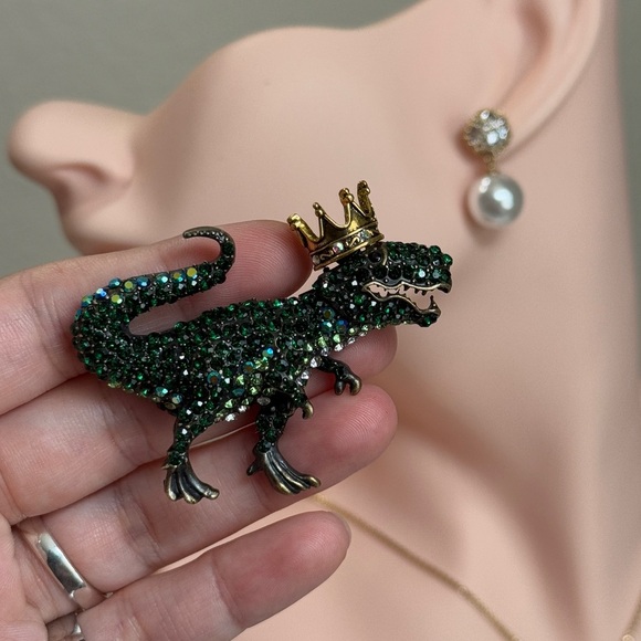🦖⚜️ Green Dino Brooch with Gold Crown 👑 - Picture 6 of 7